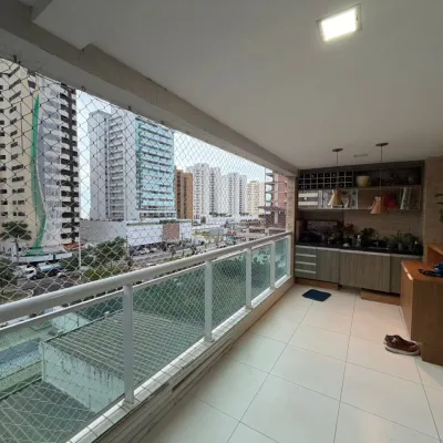Varanda espaçosa com vista para a cidade.