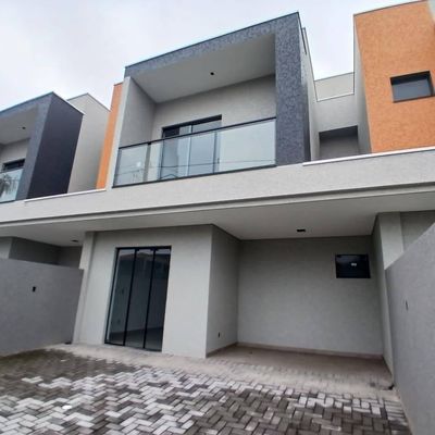 Fachada moderna com paredes coloridas e janelas de vidro ampla.