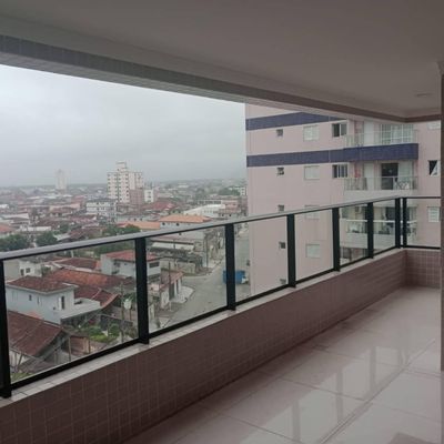 Varanda com vista urbana e paredes em revestimento de cerâmica