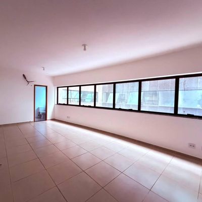 fachada moderna com janelas largas