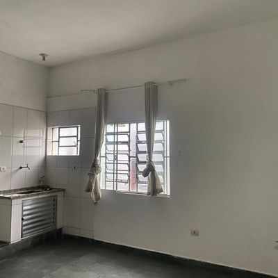 CASA ESTILO KITNET NO CENTRO DE JACAREÍ SP - Casa em Centro, Jacareí - para locação - LISURA IMÓVEIS