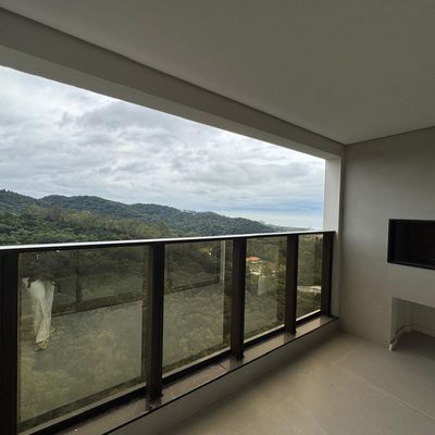 Janela com vista para árvores
