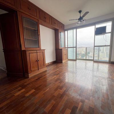 Apartamento à venda - Varanda, sala ampla, 3 quartos, 2 banheiros sociais, cozinha, dependência completa, 2 vagas de garagem, Rua Martins Pena, colado a Praça Afonso Pena. - Apartamento em Tijuca, Rio de Janeiro - à venda - MIGUEZ IMOBILIÁRIA