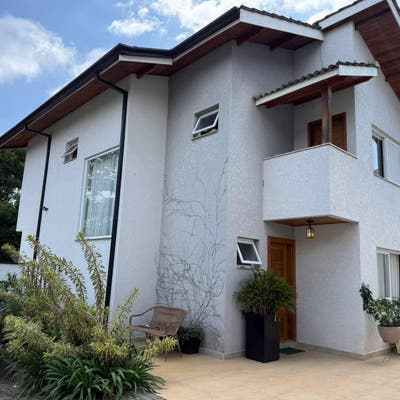 Fachada de casa com jardim