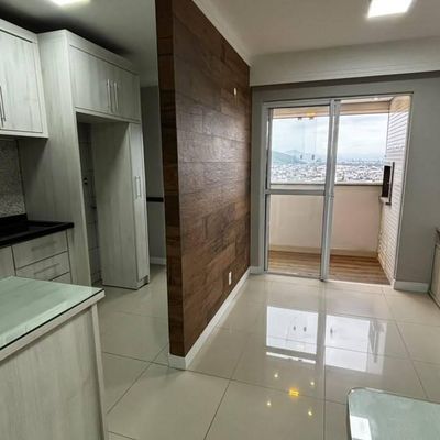 Cozinha moderna com janela grande