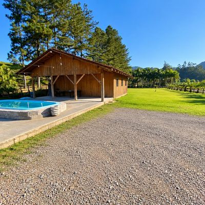 Chácara com 2 Quartos e Piscina no Bairro Pedra de Amolar - Casa - para locação - CONSTRUTORA O.R. LTDA