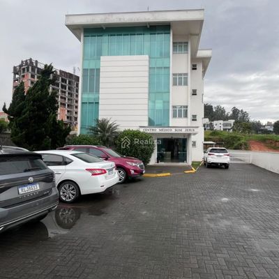 Prédio de vidro branco com entrada