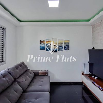 Sala moderna com sofá cinza, parede branca, TV, quadro de arte, janela