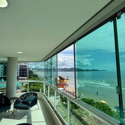 Varanda com vista para o mar, vidro e móveis de varanda