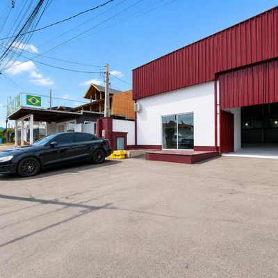 Galpão reformado para locação anual, com 186m², localizado no Bairro São Vicente, em Itajaí/SC, quase de esquina.