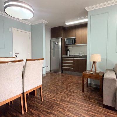 Apartamento para locação anual, totalmente mobiliado, decorado e equipado, com 2 quartos (sendo uma suíte), 2 vagas de garagem, Edifício Plaza Firenza, no bairro Fazenda, Itajaí-SC