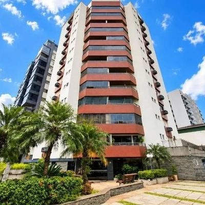 Prédio residencial com jardim