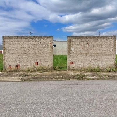 Estilo arquitetônico: Bloco de concreto simples.