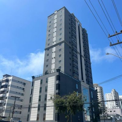 Prédio alto com fachada moderna de cores cinza e vidro