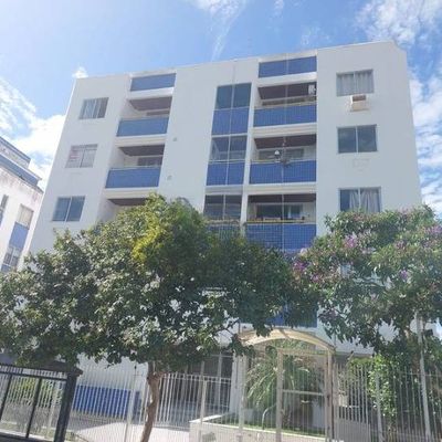 Prédio de apartamentos com árvores