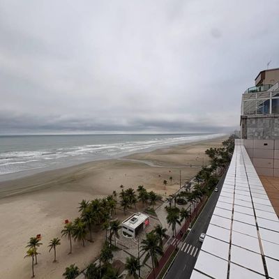 Vista de varanda com vista para praia e calçadão