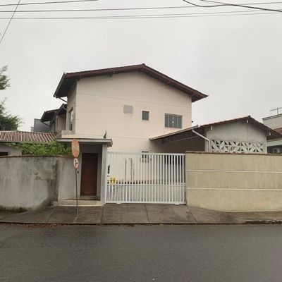 Sobrado com 4 dormitórios à venda, 202 m² por R$ 692.000,00 - Bom Retiro - Joinville/SC - Sobrado em Bom Retiro, Joinville - à venda - Nossa Praia Imóveis