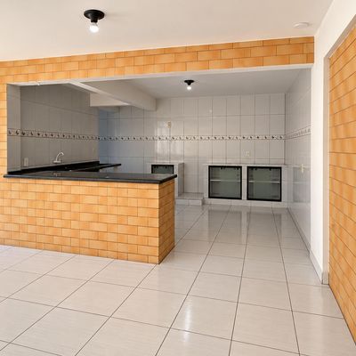 Cozinha com acabamento em tijolos