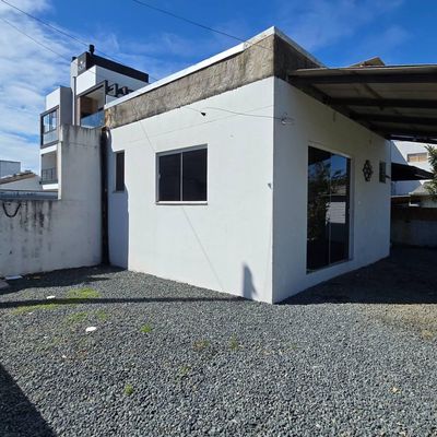 Aluga Kitinete ou Sala comercial com pátio no Centro, Navegantes, SC - Residencial e Comercial em Centro, Navegantes - para locação - Liberata Imóveis ®