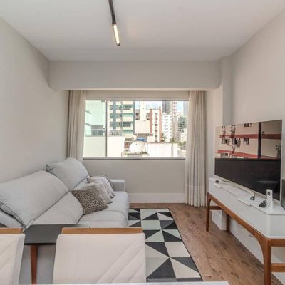 APARTAMENTO MOBILIADO E REFORMADO DE 2 DORMITÓRIOS SENDO 1 SUÍTE EM BALNEÁRIO CAMBORIÚ - Apartamento em Centro, Balneário Camboriú - à venda - LIBERATIO IMOBILIARIA LTDA