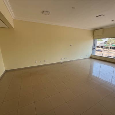 Sala ampla com janelas grandes.