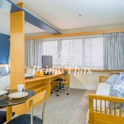 Sala com janela grande, móveis de madeira e revestimento claro