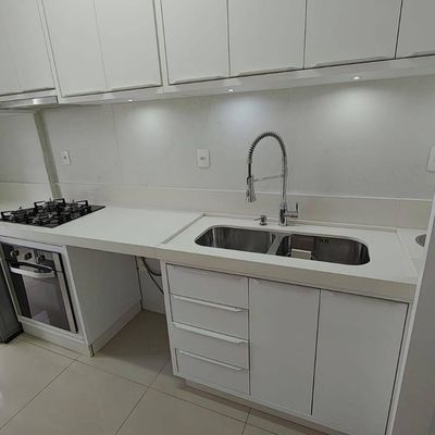 Apartamento 2 quartos em São João, Itajaí: Cozinha moderna e sacada com churrasqueira