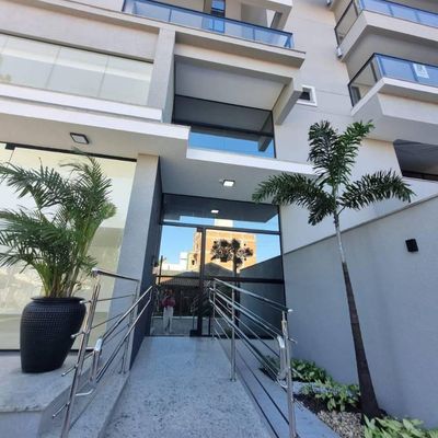 Apartamento 2 quartos no Centro de Navegantes com sacada e vista mar
