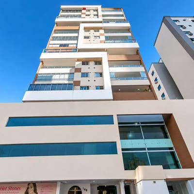 Fachada de edifício moderno com janelas
