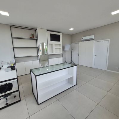 Sala moderna com móveis brancos, iluminação de LED, piso de cerâmica clara
