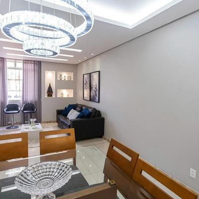 Sala moderna com teto de gesso e iluminação LED embutida