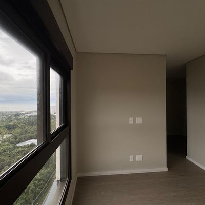 Janela com vista para árvores