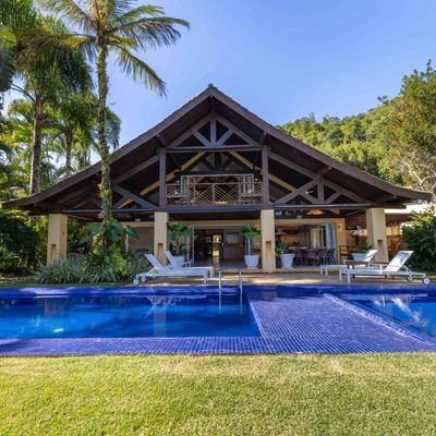 MARAVILHOSA E ACONCHEGANTE CASA - PÉ NA AREIA - LITORAL NORTE - PRAIA DA BALEIA - Casa em Baleia, São Sebastião - à venda - Um Imóvel