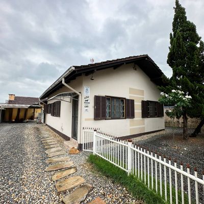 CASA SEMIMOBILIADA COM PISCINA E 2 QUARTOS | VILA LENZI - Casa em Vila Lenzi, Jaraguá do Sul - à venda - D2 Imóveis