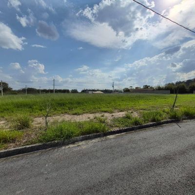 Paisagem de campo com céu nublado