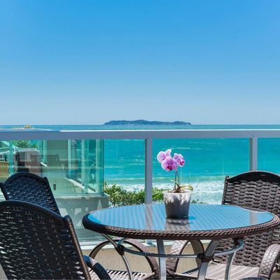 COBERTURA COM VISTA MAR E 3 SUÍTES PARA LOCAÇÃO DE TEMPORADA NA PRAIA DE CANTO GRANDE EM BOMBINHAS/SC - COD1723