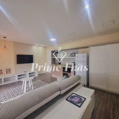 Sala com sofá, televisão e piso de madeira claro