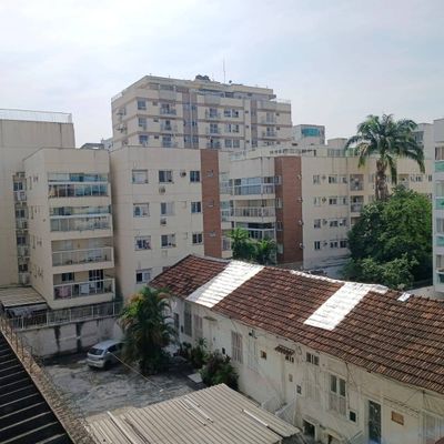 EXCLUSIVIDADE!Apartamento à venda, Rua Teodoro da Silva, Vila Isabel. Varanda, 2 quartos sendo 1 suíte, dependências, vaga na escritura, play, parquinho e salão de festas.Código 24588 - Apartamento em Vila Isabel, Rio de Janeiro - à venda - MIGUEZ IMOBILIÁRIA