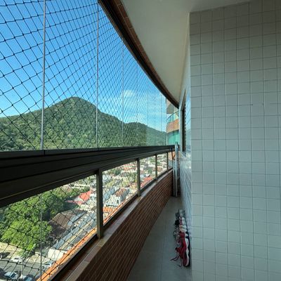 Varanda com vista para montanhas e detalhes de revestimento em cerâmica