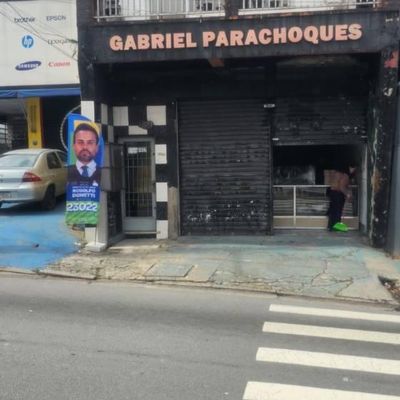 fachada comercial estilo modernista