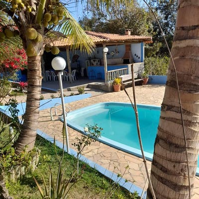 Área externa com piscina e churrasqueira