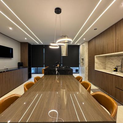 Banquete moderna com teto rebaixado, iluminação indireta, cozinha planejada
