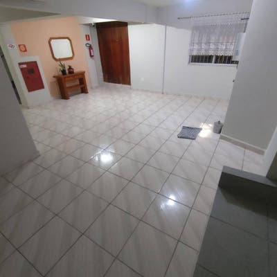 sala com piso de porcelanato paredes pintadas janelas com cortinas