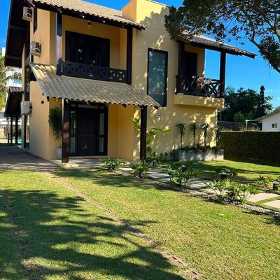 CASA COM PISCINA NA PRAIA DE MARISCAL - Casa em Mariscal, Bombinhas - para temporada - Fernando Carvalho - Corretor de Imóveis