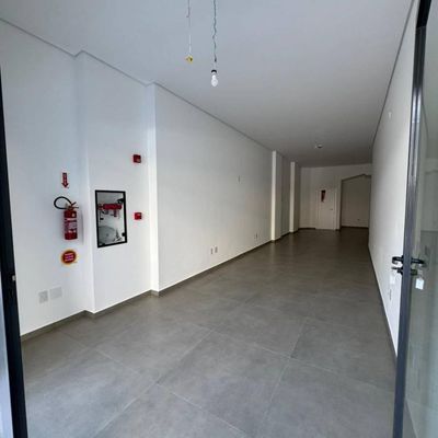 Sala Comercial 55m² no Centro de Balneário Camboriú com 1 Vaga