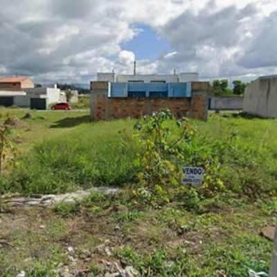 Modernista, linear, uso de tijolo, volume retangular, telhado plano.