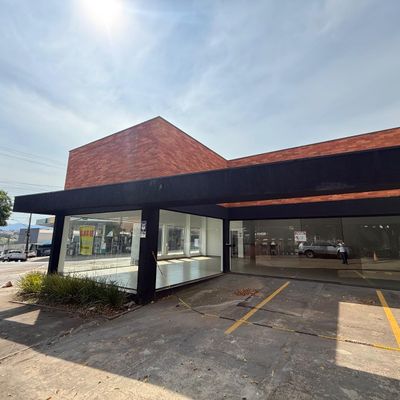 Fachada comercial com vidro e alvenaria