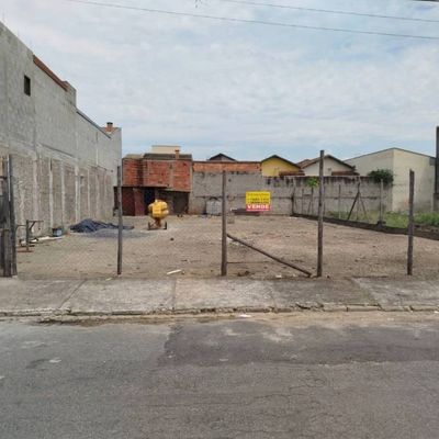 Terreno vazio urbano cercado