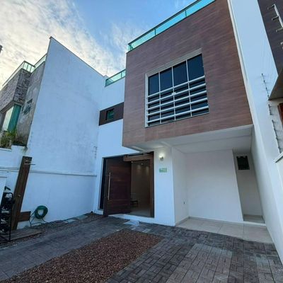 Sobrado triplex semi mobiliado à venda, com jacuzzi, 3 quartos sendo 3 suítes, 2 vagas, Bairro Praia Brava, Itajaí – SC - Casa em Praia dos Amores, Balneário Camboriú - à venda - I3 CORRETORES ASSOCIADOS S/S