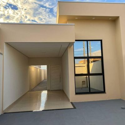 Fachada de residência moderna e parcialmente acabada com varanda e porta